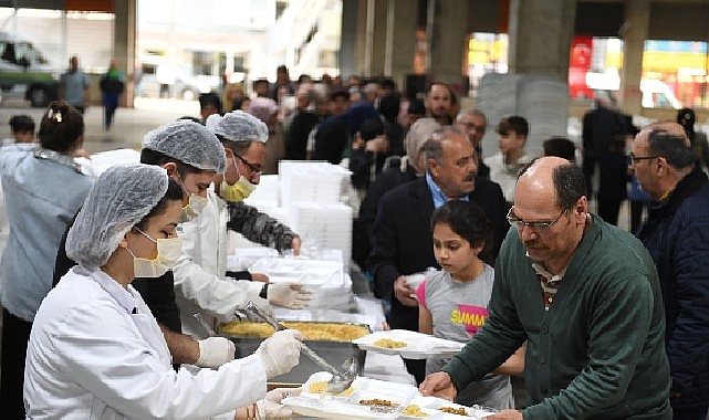 Başkan Aydın bin kişiyle aynı anda iftar verdi