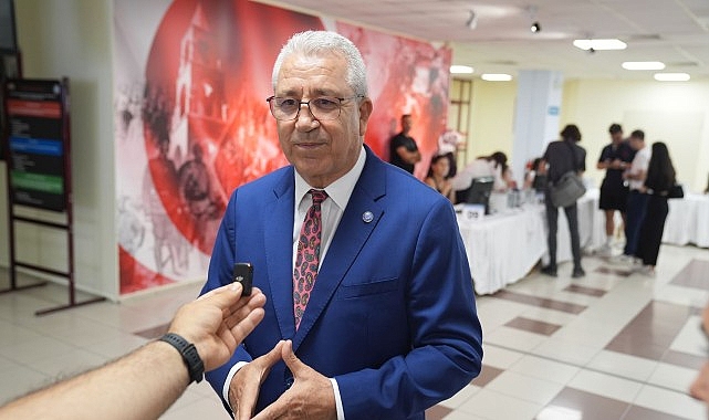 EÜ’de Rektör Prof. Dr. Budak çiçeği burnunda Egelilerin kayıt heyecanına ortak oldu
