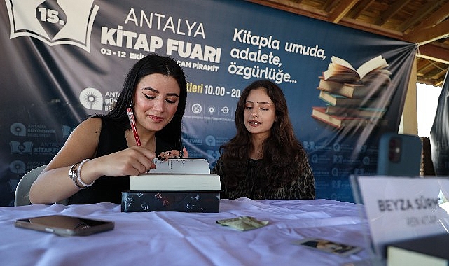 Antalya Kitap Fuarı’nda hafta sonu yoğunluğu yaşandı