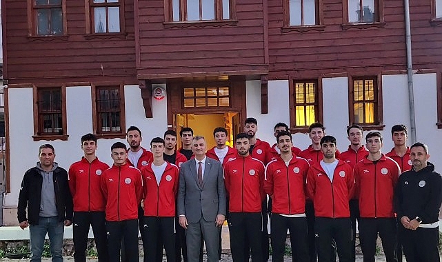 Başkan Sezer, voleybol takımına moral verdi