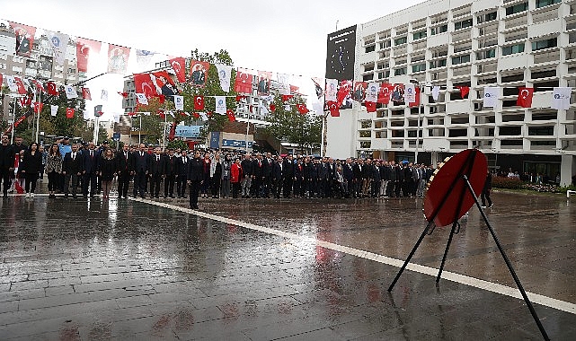 Başkan Vekili Özdemir çelenk sunma törenine katıldı 