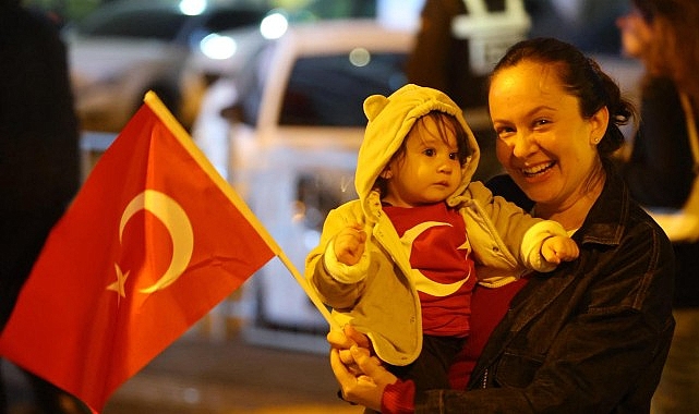 Karabağlar ‘da Coşkulu Cumhuriyet Korteji