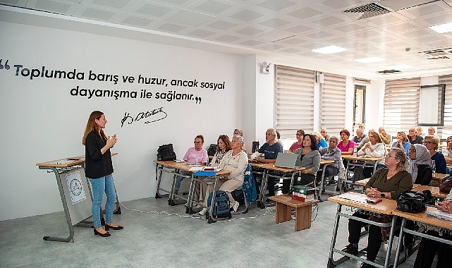 Karşıyaka’nın 3. Yaş Üniversitesi’nde ders zili çaldı!