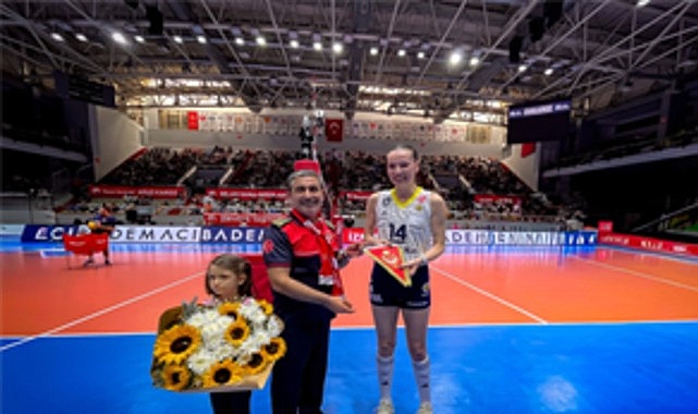 Voleybolun yıldızlarından İzmir İtfaiyesi’ne teşekkür