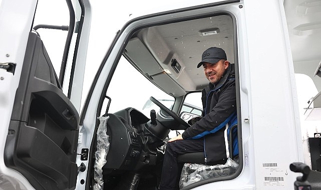 Başkan Arı, Kar Küreme Aracını Sürerek Temizlik Çalışması Yaptı