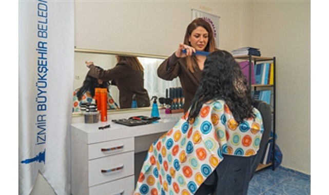 “Güçlenme Durakları” ile kadınlara hem kuaförlük hizmeti hem hak temelli eğitimler veriliyor