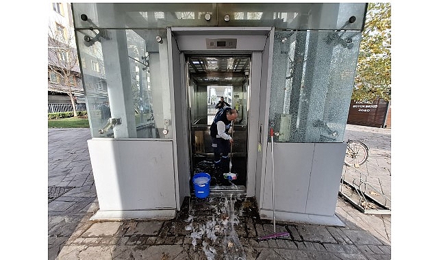 Üst geçit asansörleri Büyükşehir’le tertemiz