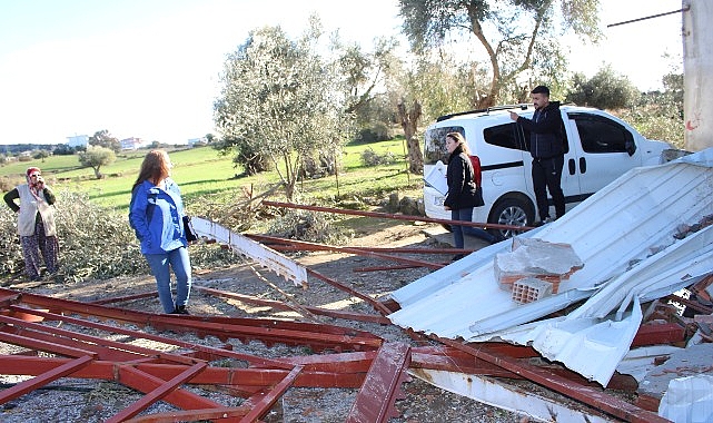 Antalya Büyükşehir Belediyesi hortumdan zarar gören vatandaşın yanında